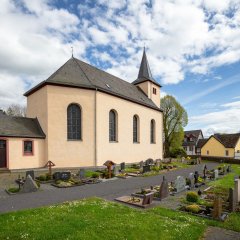 Kirche mit Friedhof in Aremberg