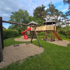 Spielplatz in Winnerath mit roter Rutsche und Kletterhaus aus Holz